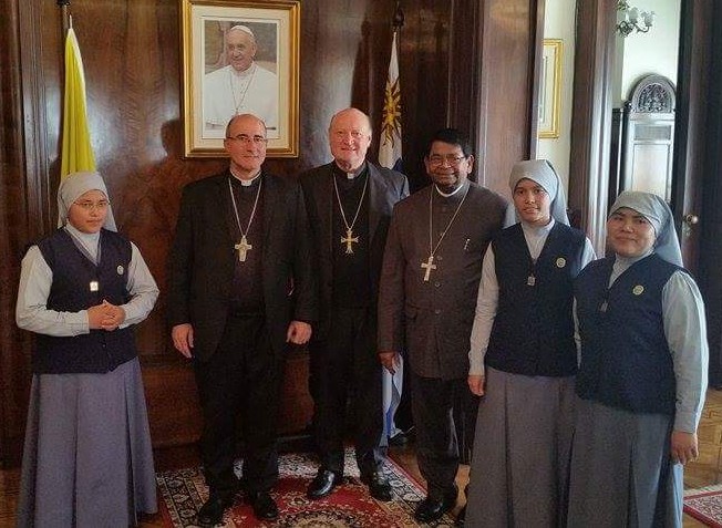 Hermanas de la Congregación de Marta y María junto al Nuncio Apostólico y los cardenales Ravasi y Sturla