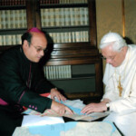 Mons. Arturo junto a Benedicto XVI (setiembre de 2008)
